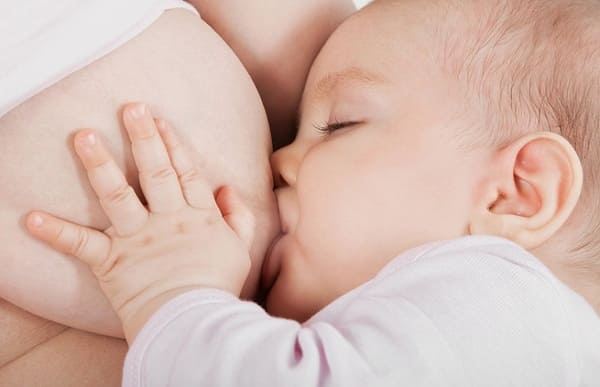 Dưỡng Chất Cần Thiết Cho Bé Có Trong Sữa Mẹ